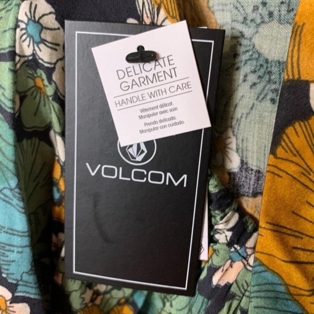 NWT VOLCOM Luvley Daze Floral Cami. Size XS - Picture 13 of 16